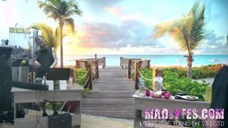 Iraya дражнить пульсуючий хуй перед глибоким траханням