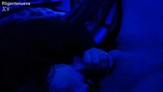 ¡Ey, quieres ver cómo manejo esta polla enorme con mi boca?