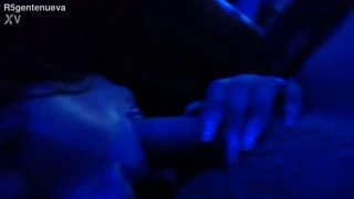 Hej, chceš vidět, jak zvládnu tento obrovský penis ústy?