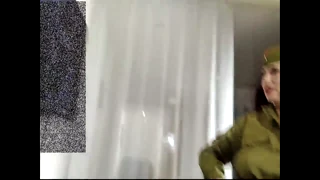 Sexy fyldig MILF i militæruniform skyver pistol i fitta og spruter