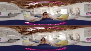 Латиночка з великими цицьками спокушає VR-йогою