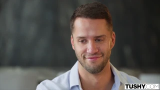 Tushy analno radovedna Haley igra z ritjo z možem
