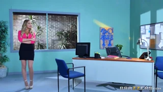 Sugestivni neutralni nagovještaj August Ames pokazuje svoje velike grudi u uredu