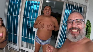 패티의 집에서 풀 파티