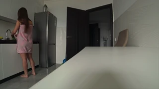 Isteri selingkuh dengan kawan suami di dapur semasa rumah kosong