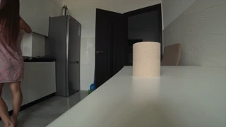 Karım mutfakta evde yalnızken kocasının arkadaşıyla aldatıyor