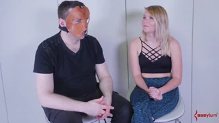 BDSM MFF-Dreier, wo Sklavin eifrig Doms Schwanz lutscht