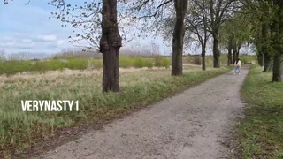 Fată Uimitoare Își Arată Fundul Gros Mare în Spațiu Public