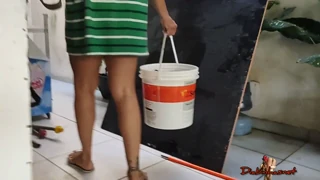 Sedutora Lavadeira Barbie Fit Provoca em Roupas Mínimas no Calor da Manhã
