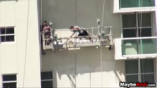 बाल्कनीवर, एक गरम पातळशी टीन 18+ अॅमेच्युरद्वारे तिच्या गाडीला फक केले जाते, केली डायमंड फीचरिंग