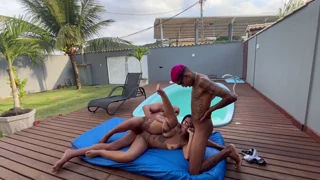 Bumagsak sa Net! Novinha na 18 Taon sa Sex sa Pool kasama 2