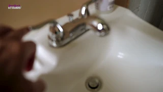 Blondýna milf s velkými prsy má tajemství v POV fantazii