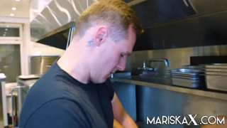 Don prépare une creampie fraîche avec Mariska X en cuisine