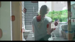 মেটার্ট - বাস্টি রাশিয়ান বেব ইথেলের আন্ড্রেসিং দেখুন! 😍