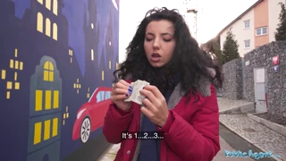 Агент чука тийн 18+ на обществено място след загуба на камък хартия ножица