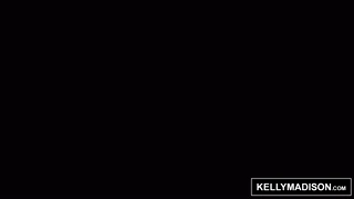 Kelly Madison Bliká Svýma Velkýma Přirozenýma Prsama Voyeuristicky