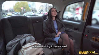 לא מתנגד לחמודה אחות מצצה ומזיינת אותי במונית מזויפת