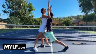 Milf In Forma in Uniforme da Tennis Fa un Pompino Durante un Allenamento, Poi Viene Fotterta in Missionario e Doggystyle da un Tipo Tatuato nella Loro Sessione POV