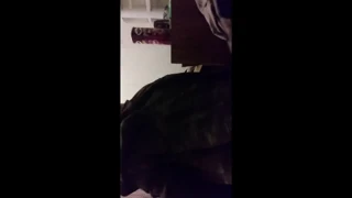 Dois caras selvagens socam uma menina tímida forte
