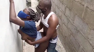 Msichana mweusi mjinga anafanya ngono na wapangaji wawili kulipa kodi, akizidiwa na mboo zao kali kwenye kuma yake