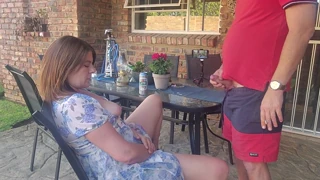 Babe fingert nasse Fotze auf Terrasse, ich spring rein für geiles Spiel