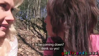 Kjærester i yogabukser går ut i det offentlige og knuller i skogen!