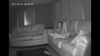 Betrapt je kut wrijvend op mijn bank oppas spy cam actie