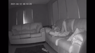 Uhvatila sam te kako trljaš pičku na mom kauču, špijunska kamera