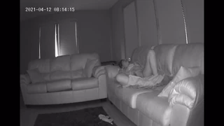 Uhvatila sam te kako trljaš pičku na mom kauču, špijunska kamera