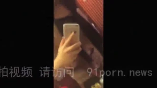 Wedok ditutup mata njupuk kontol antarané susu gedhé karo nakal