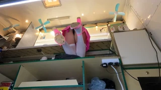 Versteckte Kamera erwischt sexy 18-jährige Brünette beim Upskirt auf der Arbeit
