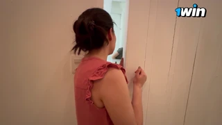 Do ordini sessuali stretti alla ragazza che gode forte in bagno pubblico