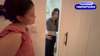 Îi dau ordine sexuale stricte iubitei care ajunge la orgasm intens în baia publică