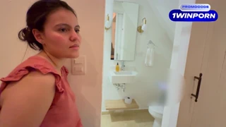 Подруге строгие сексуальные приказы — бурный оргазм в общественном туалете