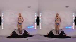 Naughty America - Jazlyn Ray, блондинката с големи естествени цици, жадува докосването ти в тесен VR екшън. Почувствай влажната й страст в чорапи и високи токчета!