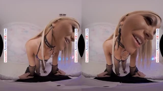 Naughty America - Джазлін Рей, блондинка з великими натуральними сиськами, прагне дотику у тісному VR. Відчуй її мокре бажання у панчохах та підборах!