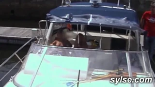 שתי לסביות חובבות חושפות את עצמן בנמל ציבורי