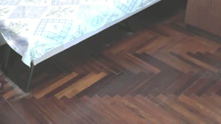 Hé, regarde cette sexy MILF gicler en se doigtant la chatte mouillée sur le lit !