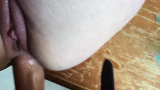 Zabio mi lutku male sirene u pičku, zatim me fistingirao Barbieju dok sam squirtala prije jebanja guze i svršavanja po licima