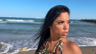 Mořská panna Latina sátá velký čurák a líže píču u bazénu