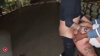 친구들 불러 산책 끝에 15남자와 대담한 거리 섹스