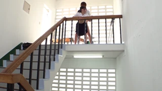 Villi japanilainen 18+ tyttö houkuttelee kouluportailla!