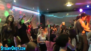 Hey, Bu 18+ Amatör Gençlerin Sert Partide Vahşi Olduklarını Görmek İster Misin?