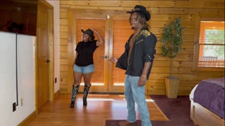Kendalejeva bujna debela soseda cowgirl je skočila na divji jahanje. Vzela je tisti veliki črni kurac kot profesionalka!