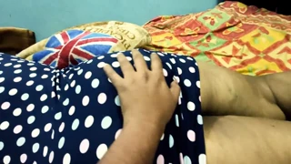 Desi milf Chikki nagy mellét masszírozzák kemény házi baszás