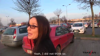私はこの汚いベイブをビッグナチュラルティッツで拾って、バンの後部座席で彼女のチンポを吸って剃毛マンコに射精