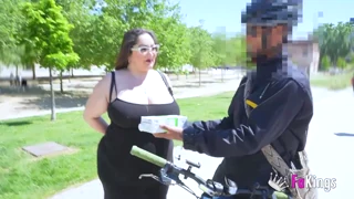 Milf BBW gros seins Mae Quira exhibe et sonde inconnus rue