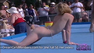 Большие сиськи и открытые киски на фестивале Nudes A Poppin