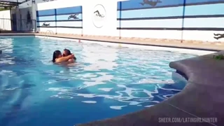 Forført en tyk husmor til offentlig pool-pounding! Denne busty latina luder tog min pik dybt i vandet