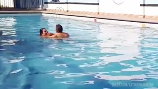Am sedus gospodina grasă pentru futut în piscină publică! Târfa latină busty a luat puța adânc în apă